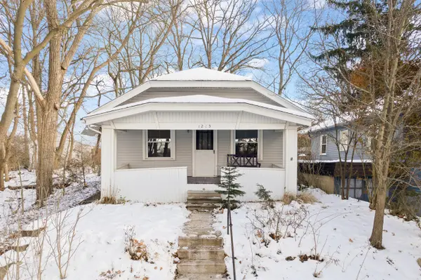 1215 Loeser, Jackson, MI 49203