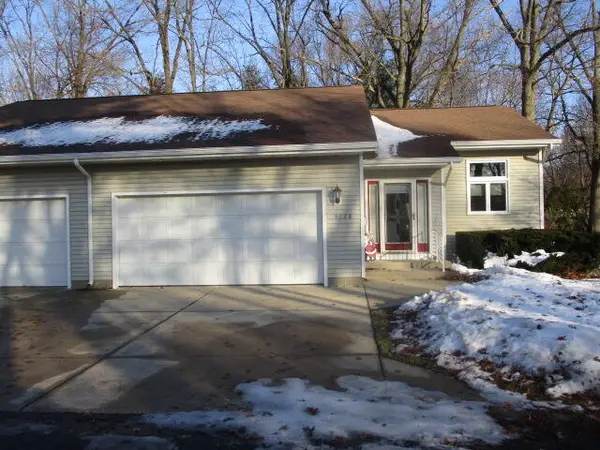 1128 Walnut Grove, Norton Shores, MI 49441