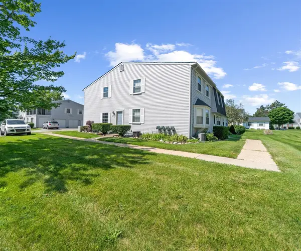 245 Lake Village, Walled Lake, MI 48390