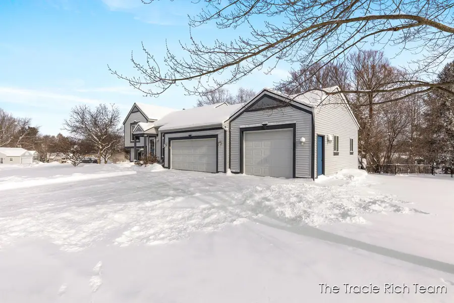 831 Scott Woods, Comstock Park, MI 49321 - Image #2