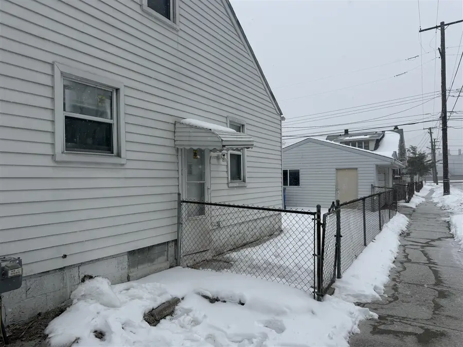 21004 Syracuse, Warren, MI 48091 - #2