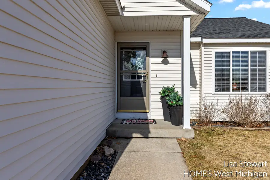 206 Pine Meadow, Belding, MI 48809 - #2