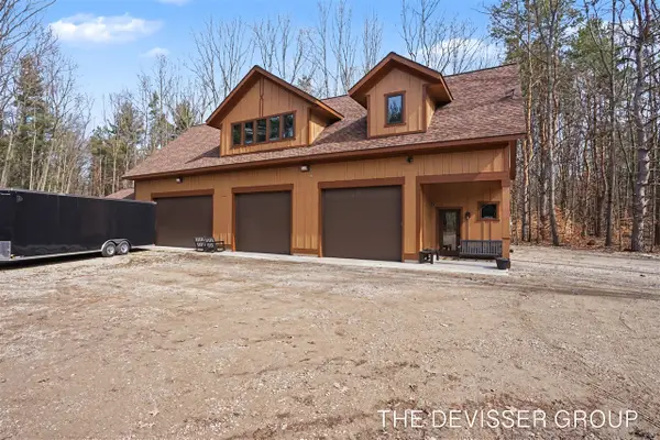 5837 Timber Bluff, Fennville, MI 49408