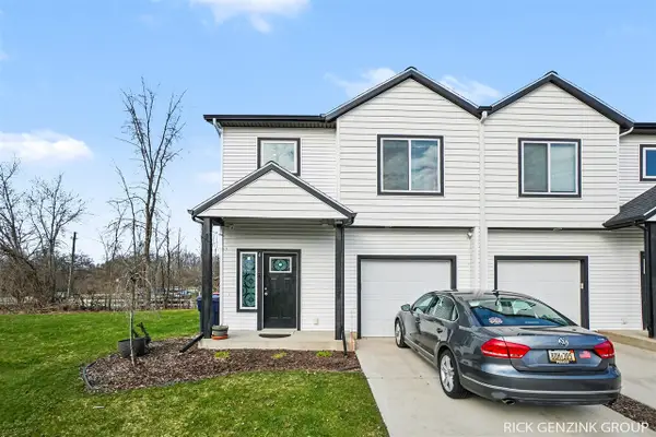 392 Harbor Town #4, Holland, MI 49423