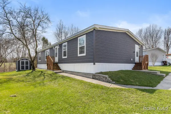 1418 Red Oak, Belmont, MI 49306