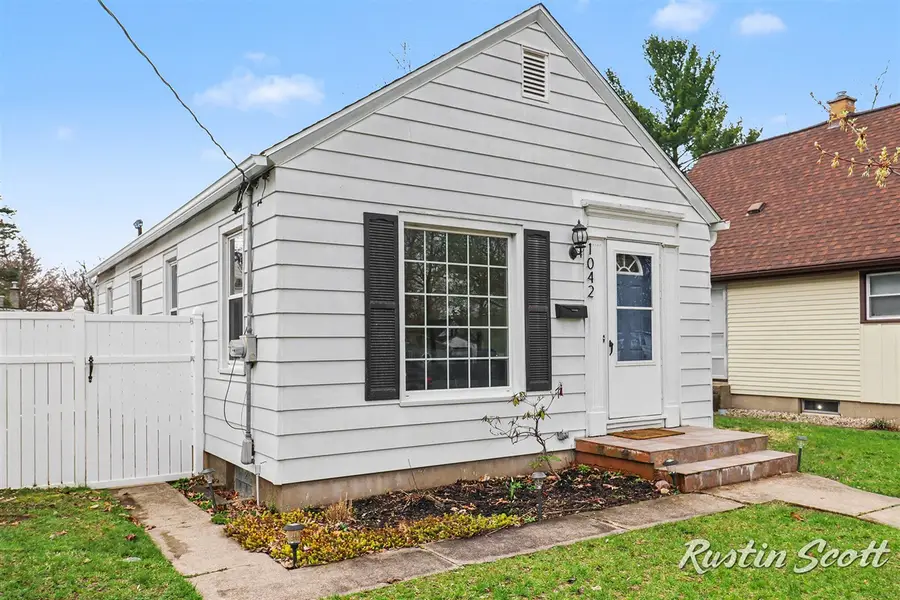 1042 Hazen, Grand Rapids, MI 49507 - #2