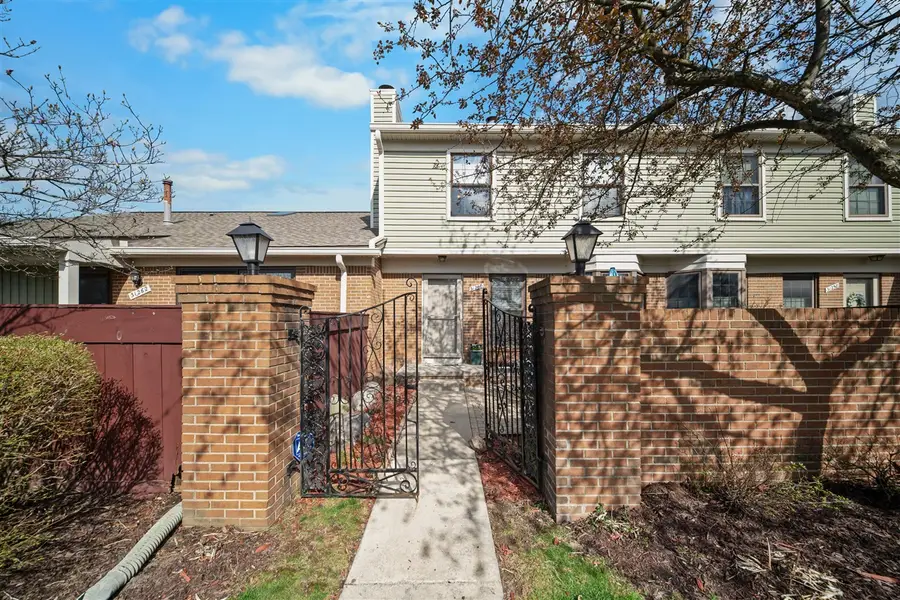 31260 Country, Farmington Hills, MI 48331 - #2