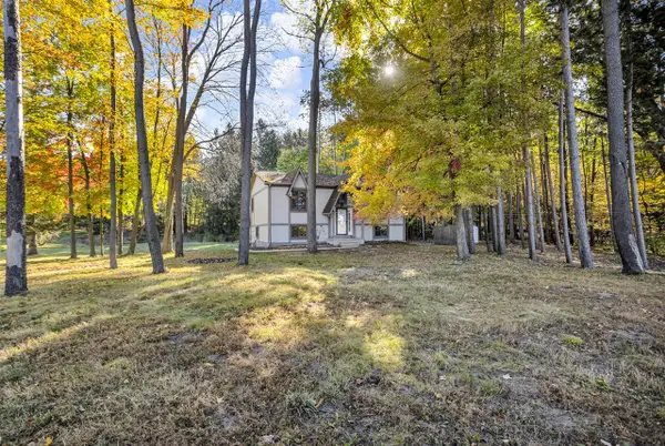 4042 Burns, Howell, MI 48855