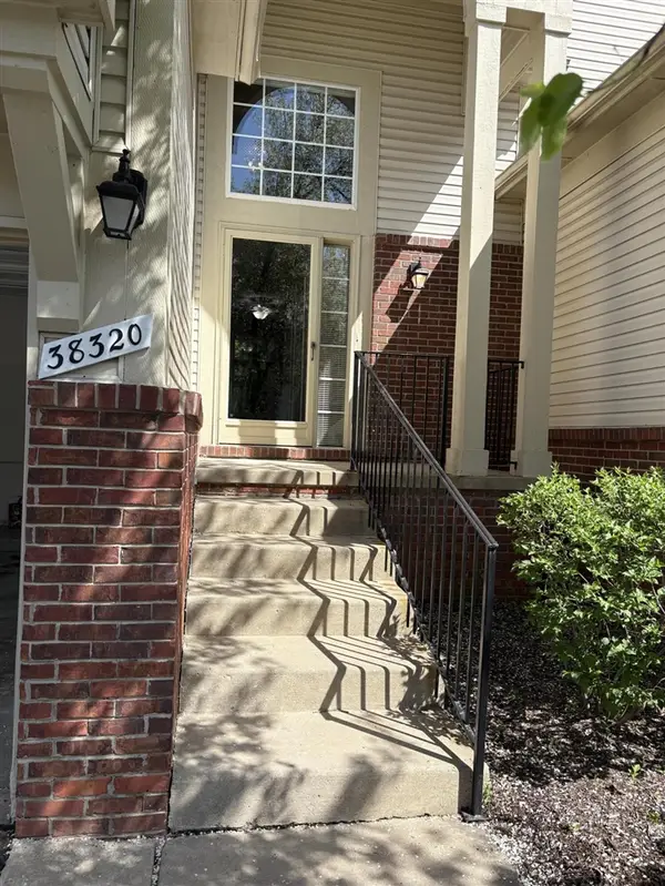 38320 Saratoga, Farmington Hills, MI 48331