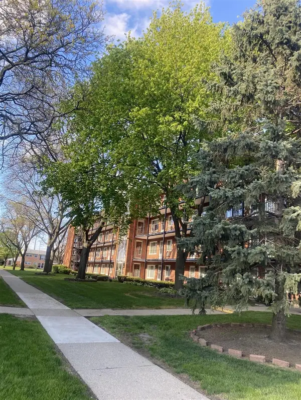 2915 W 13 Mile #209, Royal Oak, MI 48073