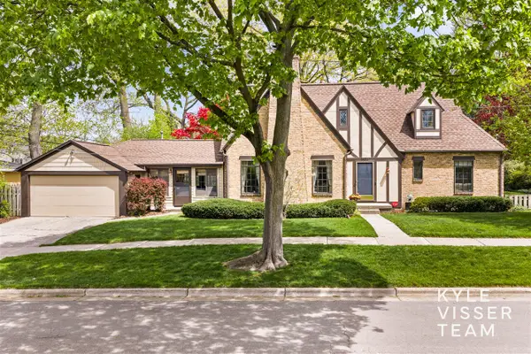1504 Lake Grove, East Grand Rapids, MI 49506
