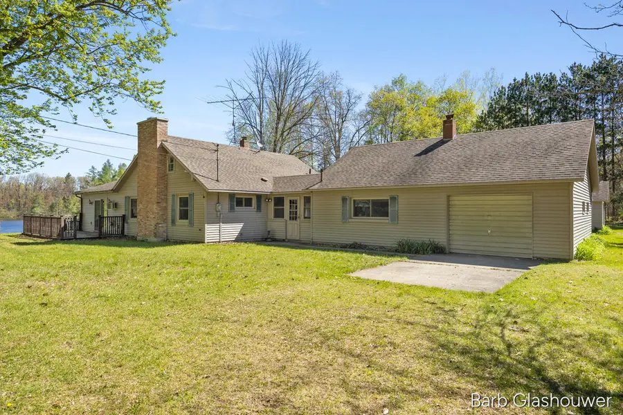 210 S Shore, Edmore, MI 48829 - #2