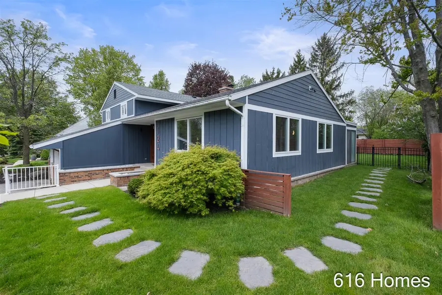 124 Loch Lomond, Grand Rapids, MI 49546 - #3