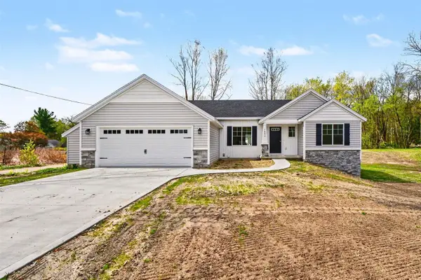 7466 N Amy School, Howard City, MI 49329