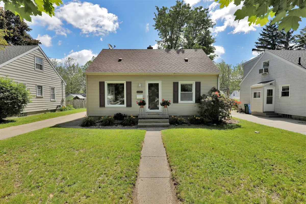 3201 Sablain Parkway, Lansing, MI 48910 - #1