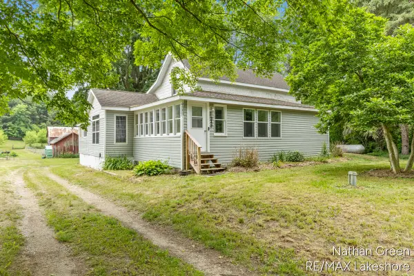 2122 Coats Grove, Hastings, MI 49058