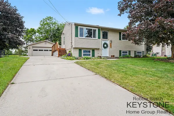 941 Greenwood, Middleville, MI 49333