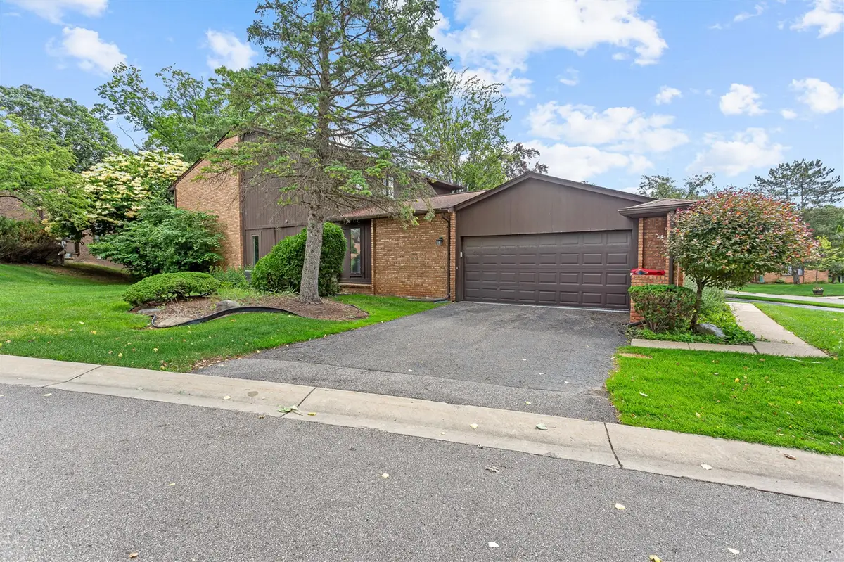 2260 Bordeaux, West Bloomfield, MI 48323 - #1
