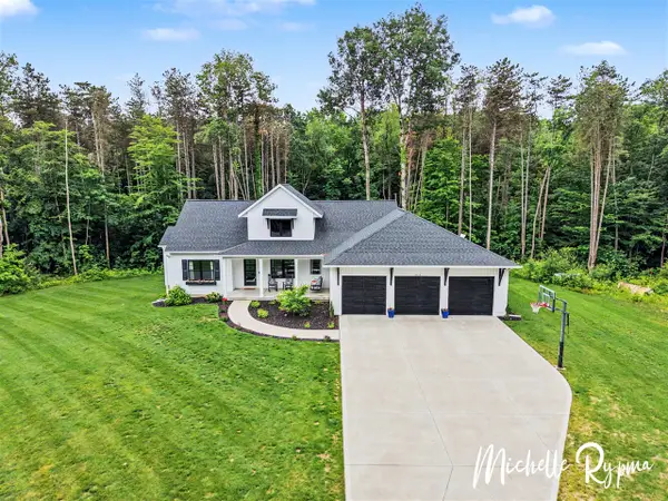 5812 Timber Bluff, Fennville, MI 49408