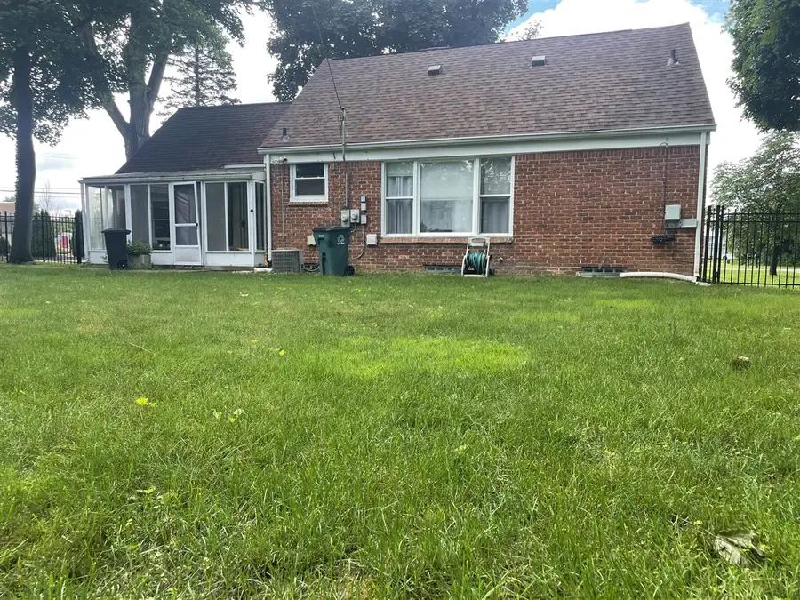 27551 Goldengate, Lathrup Village, MI 48076 - #2