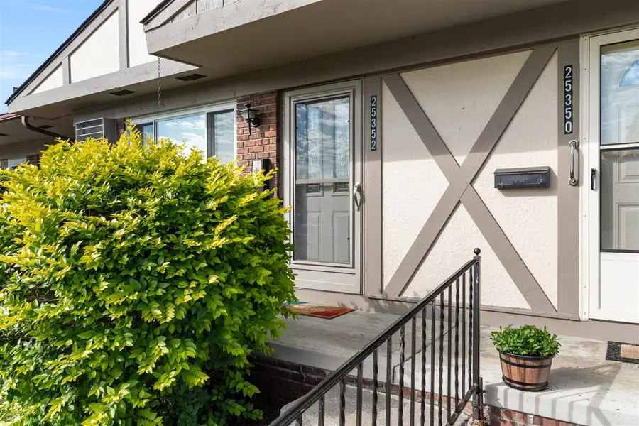 25352 Potomac #7, South Lyon, MI 48178 - #2