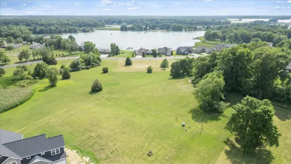12 Coronado, Jackson, MI 49201