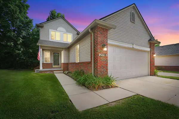 2598 Woodcliff, Hartland, MI 48353