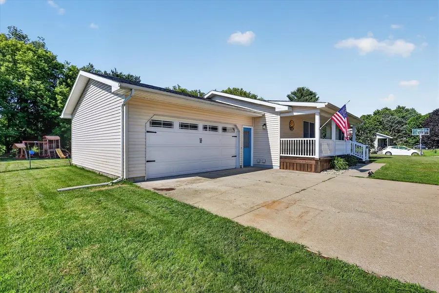 117 Charlotte, Edmore, MI 48829 - #2