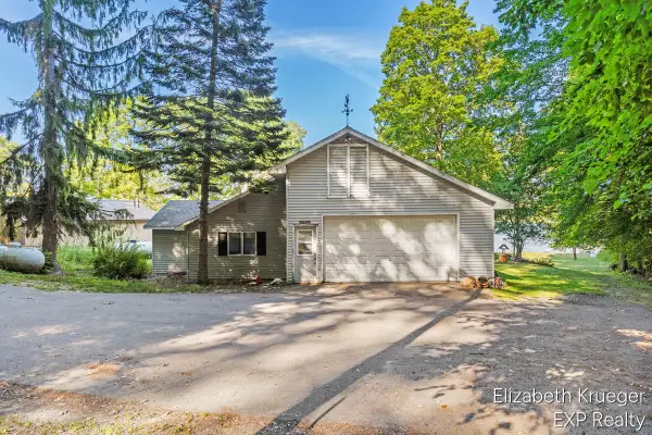 5594 Maple, Newaygo, MI 49337