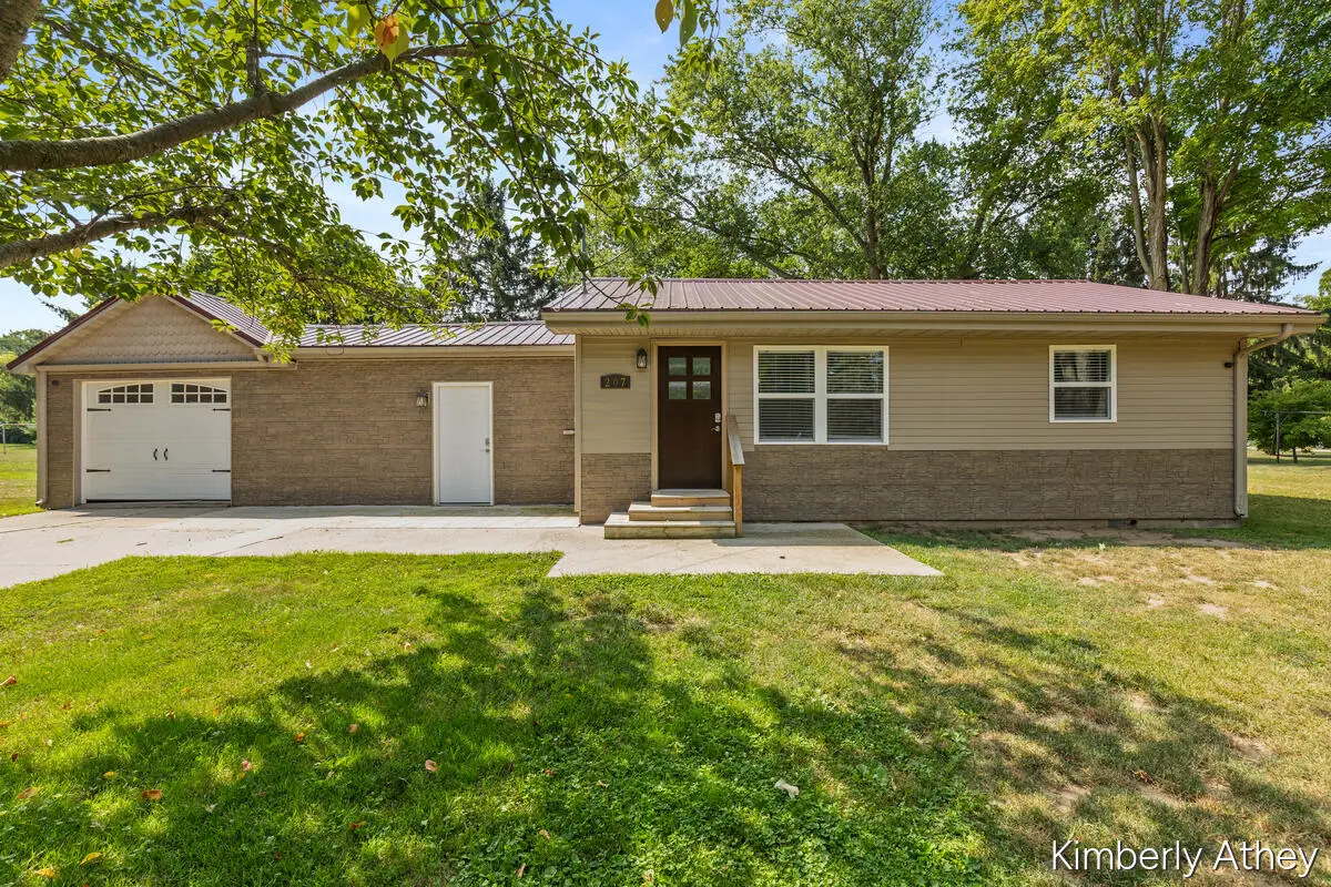 207 W Maple, Carson City, MI 48811 - #1