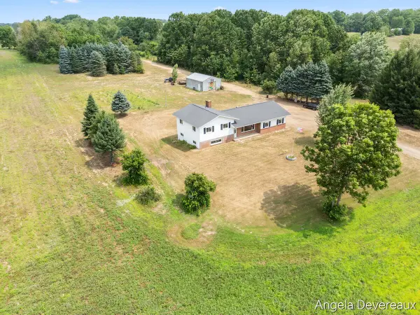 2637 17 Mile, Kent City, MI 49330