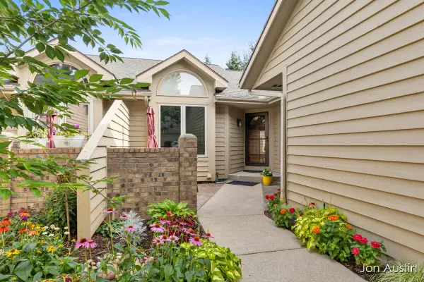 1845 Cross Bend, Grand Rapids, MI 49505