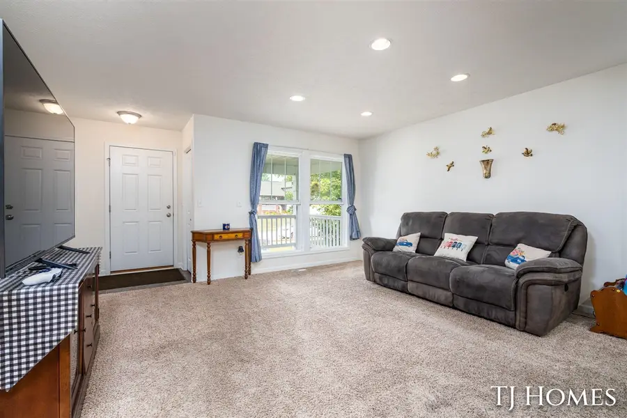 815 Ashlee, Norton Shores, MI 49441 - #2