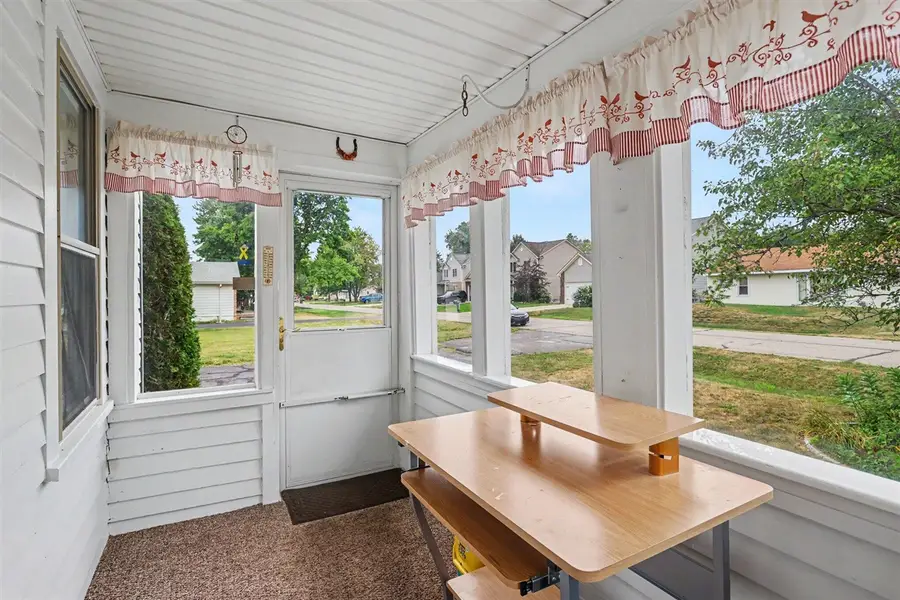 2901 Hartline, Rochester Hills, MI 48309 - #3