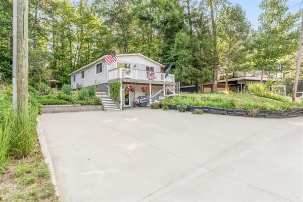 2144 E Lake Mitchell, Cadillac, MI 49601