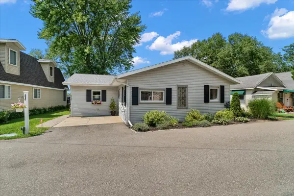 6731 Campau Lake, Alto, MI 49302