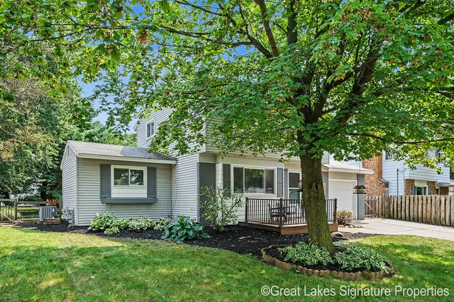 8282 Courtland, Rockford, MI 49341 - #2