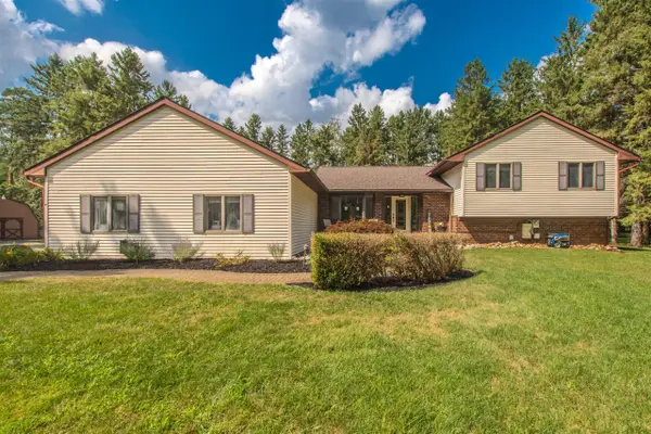 12575 Green Tree, South Lyon, MI 48178