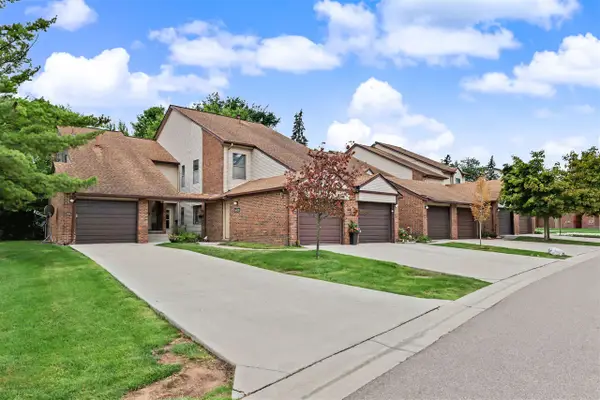 6600 Ridgefield, West Bloomfield, MI 48322