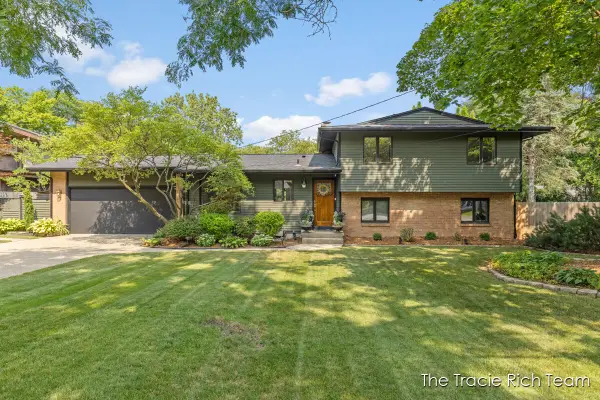 2184 Woodcliff, Grand Rapids, MI 49546