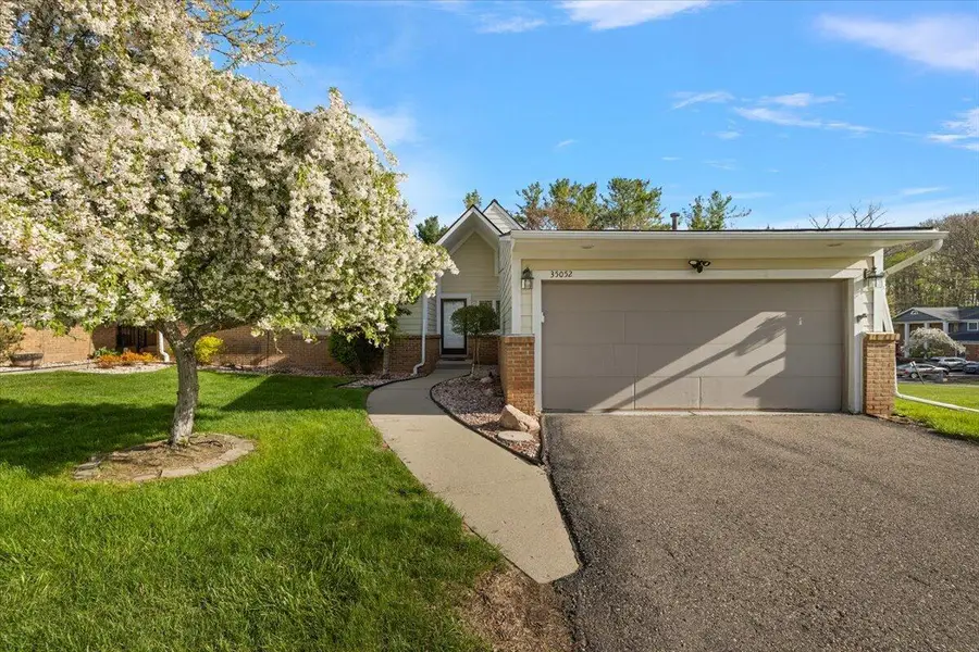 35052 Meadow, Farmington Hills, MI 48335 - #2