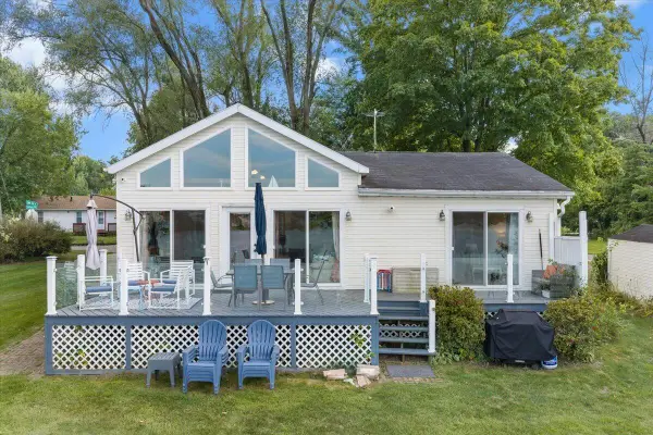 25030 Lakeshore, Dowagiac, MI 49047