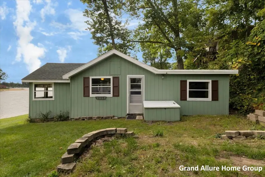 2667 W Selkirk Lake, Shelbyville, MI 49344 - #2