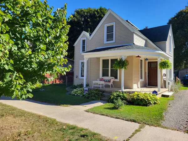 108 W Upright, Charlevoix, MI 49720