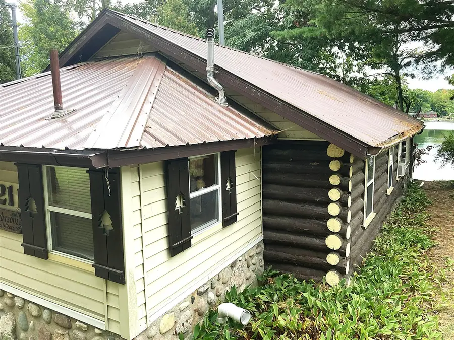 211 N Coolidge, Six Lakes, MI 48886 - #3