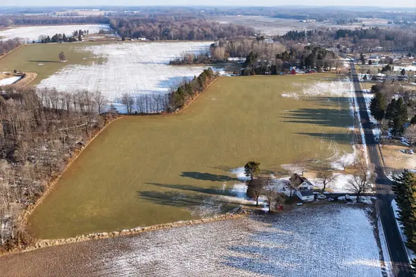 V/L E Round Lake, DeWitt, MI 48820