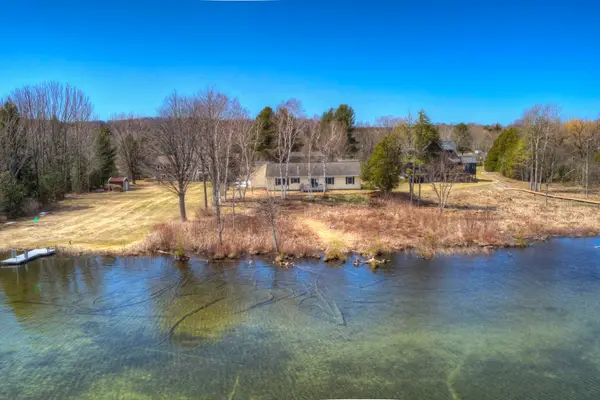 533 S Lake Shore, Lake Leelanau, MI 49653