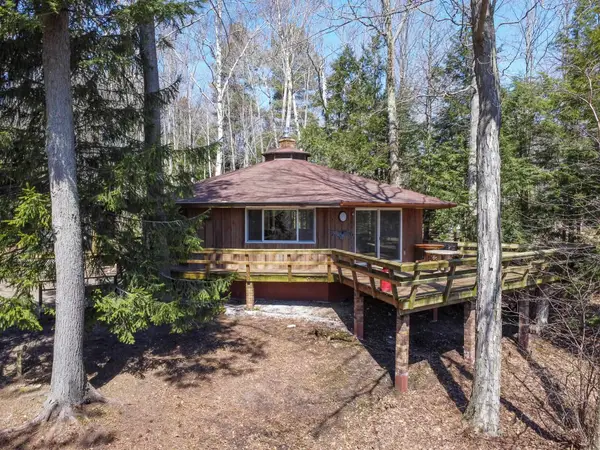 10829 N Shore, Northport, MI 49670