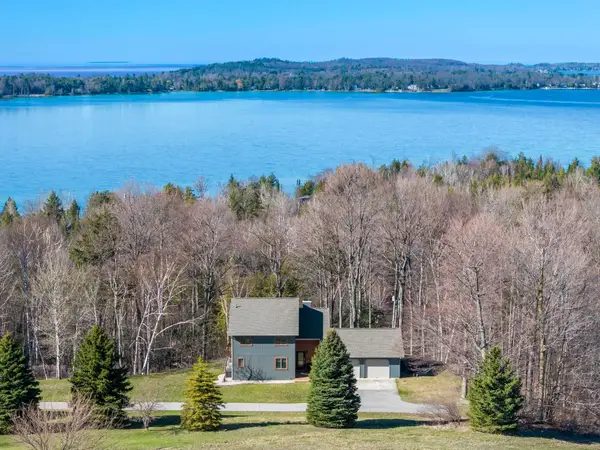4692 E Duck Lake, Lake Leelanau, MI 49653