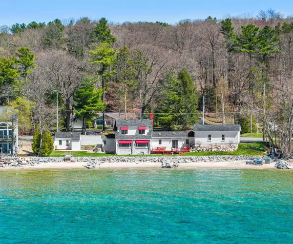 7265 Peninsula, Traverse City, MI 49686